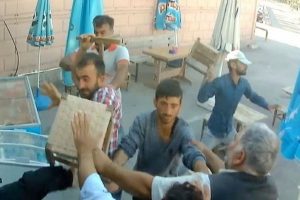 Tabureler havada u&ccedil;uştu