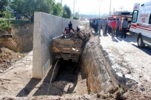 Kaza yapan kamyonda sıkışan yaralı 3 saatte kurtarıldı