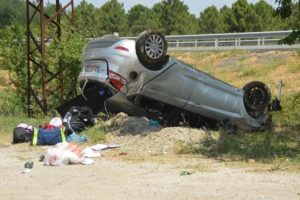 Takla atan otomobilde aynı aileden 5 kişi yaralandı