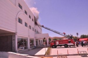 Elazığ'da mobilya mağazasında yangın: 11 kişi dumandan etkilendi