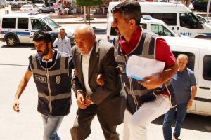 Eşini pompalı t&uuml;fekle &ouml;ld&uuml;rd&uuml;