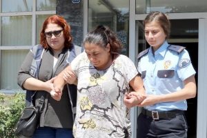 Annesiyle tartışan &uuml;vey kardeşini ekmek bı&ccedil;ağıyla ağır yaraladı