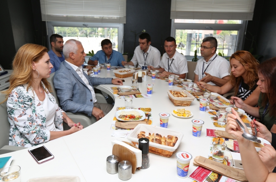 Başkan Bozbey &ouml;ğle yemeğini personelle yedi