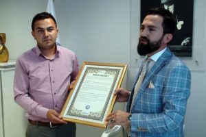 Bursa'da kopardığı meyvenin parasını ağaca asan şahsa 'Ahilik Beratı'