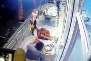 Masaya yaklaştı ve kurşun yağdırdı
