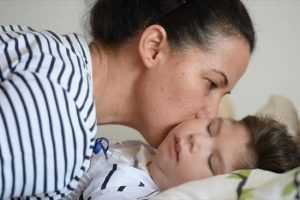 Oğlunun 'anne' diyerek sarılacağı g&uuml;nlerin hayaliyle yaşıyor