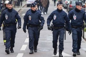 Paris'te polis ve jandarma alarma ge&ccedil;irildi