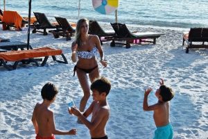 &Ccedil;ağla Şıkel &ccedil;ocuklarıyla Bodrum'da tatil yapıyor