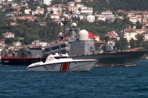 Rus savaş gemisi İstanbul Boğazından ge&ccedil;ti