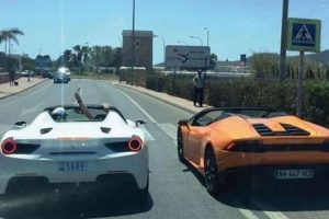 D&uuml;nya yıldızı İngiltere'de trafiği kilitledi