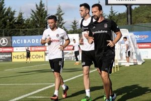 G&ouml;khan G&ouml;n&uuml;l Beşiktaş'ta ilk antrenmanına &ccedil;ıktı