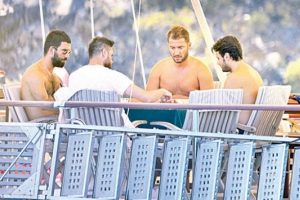 Arda Turan, kardeşi ile Bodrum tatilinde