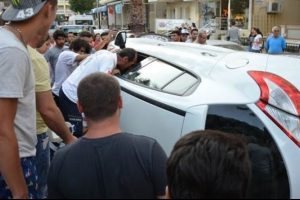 Kazada yan yatan araci g&ouml;renler şaşkına d&ouml;nd&uuml;