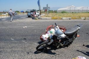 Kamyonetle motosiklet &ccedil;arpıştı: 4 yaralı