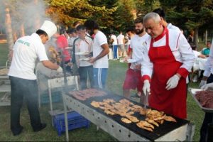 Bolu kampındaki takımların mangal keyfi