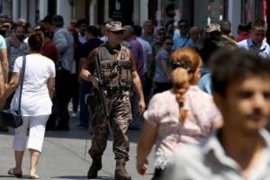 İstiklal Caddesi'nde kamuflajlı ve silahlı g&uuml;venlik g&uuml;&ccedil;leri