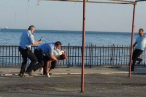 Kendini yakmak istedi, &ccedil;akmağı d&uuml;ş&uuml;r&uuml;nce etkisiz hale getirildi