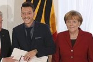 Merkel'den Mesut &Ouml;zil a&ccedil;ıklaması!