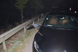 Karanlık yolda y&uuml;r&uuml;yen vatandaşa otomobil &ccedil;arptı: 1 &ouml;l&uuml;