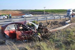 Suriyelilerin otomobili bariyerlere girdi: 2 &ouml;l&uuml;