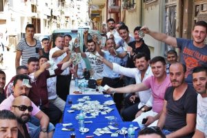 Kendilerine verilen sahte dolarları sokak ortasında yaktılar