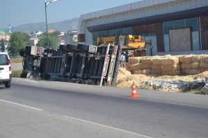 Bursa'da saman y&uuml;kl&uuml; TIR devrildi!