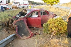 Bariyerlere &ccedil;arpan otomobildeki Suriyeli dede ile torun &ouml;ld&uuml;
