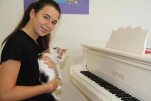 Bursalı Yeşim, Paris'teki m&uuml;zik yarışmasında birinci oldu