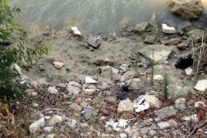 Denizlerde &ouml;len &ccedil;ocuklar anısına yapılan heykeli kırdılar
