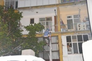 Yangında mahsur kalanlar, balkona bağladıkları &ccedil;arşafla indi
