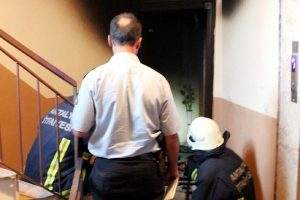 Yeni evli &ccedil;ift yanmaktan son anda kurtuldu