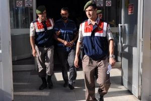 D&uuml;ğ&uuml;nde tartıştığı arkadaşını bı&ccedil;akladı