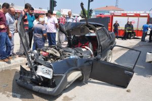 Bursa'da otob&uuml;sle &ccedil;arpışan otomobil hurdaya d&ouml;nd&uuml;