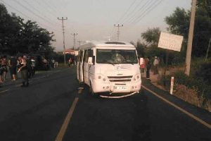 Minib&uuml;sle &ccedil;arpışan motosikletin s&uuml;r&uuml;c&uuml;s&uuml; &ouml;ld&uuml;