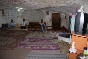 Sıcaktan bunalınca mağaraya taşındılar