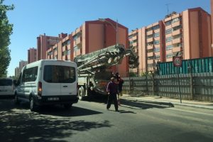 Polis lojmanlarına beton duvarlı &ouml;nlem