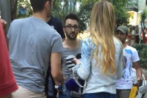Bakışını beğenmediği yerel pop m&uuml;zik sanat&ccedil;ısını bı&ccedil;akladı