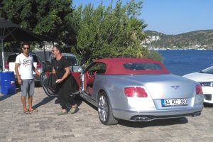 Cem Yılmaz milyonluk otomobiliyle Bodrum sokaklarında
