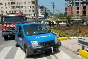 Jandarma aracına &ccedil;arpan ticari ara&ccedil; devrildi: 2 yaralı