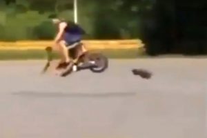 Motosiklet kendi kendini imha etti