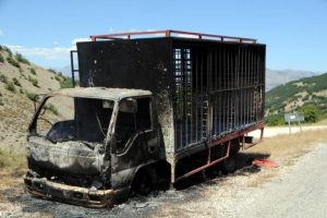 Tunceli'de yol kesen PKK'lılar ara&ccedil; yaktı