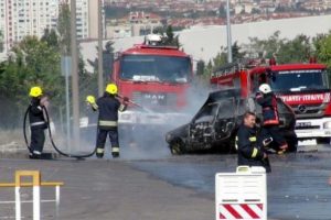 Atat&uuml;rk Havalimanı a&ccedil;ık otoparkta otomobil yandı!
