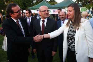 O sitemden sonra resepsiyona eşiyle katıldı!