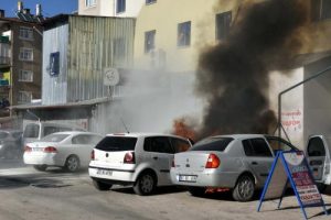 &Ccedil;&ouml;p konteynerleriinde &ccedil;ıkan yangın, park halindeki 3 aracı yaktı
