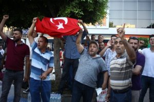 HDP'nin basın a&ccedil;ıklamasına T&uuml;rk bayraklı protesto