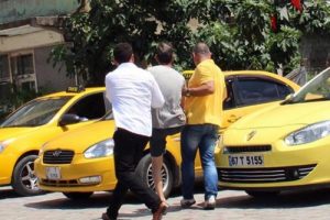 Silahla oynarken, yoldan ge&ccedil;en kişiyi yaraladı