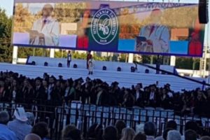 İT&Uuml; mezuniyetinde sırtlarını d&ouml;nerek protesto ettiler