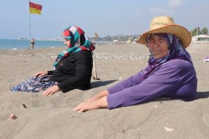 Deniz kumunda şifa arıyorlar