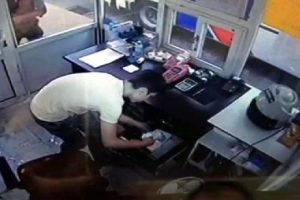 22 halk otob&uuml;s&uuml; ve bilet gişesini soydular