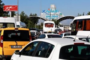 Antalya Havalimanı'nda 'g&uuml;venlik kuyruğu' s&uuml;r&uuml;yor